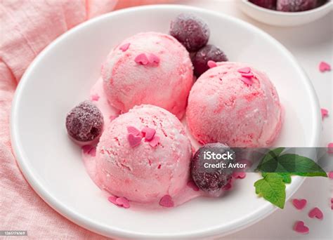 Schokoladeneis Kugeln auf Teller mit Waldfruchtsauce