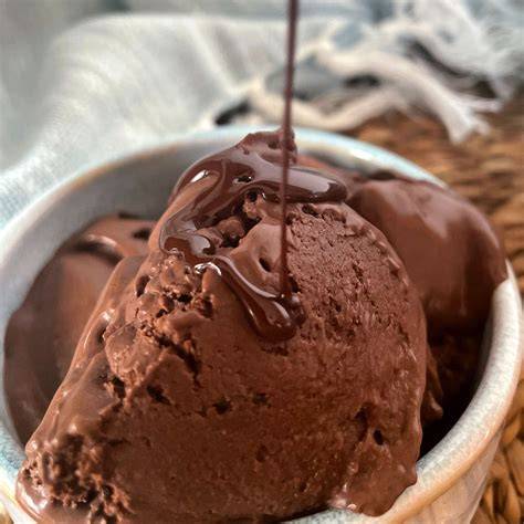 Schokoladeneis Serviervorschlag: Mit Mango-Chili-Mousse und Cashews