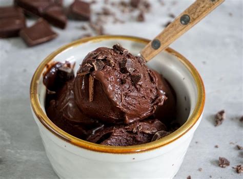 Schokoladeneis mit Kakaonibs als Topping