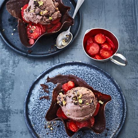 Schokoladeneis mit Schokostücken und Beeren