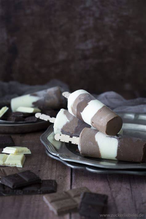 Schokoladeneis mit Vanilleschote und Schokoladen-Röllchen