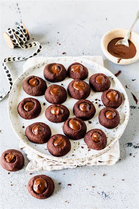 Schokoladenfüllung (Ganache) wird in Engelsaugen Mulden gefüllt