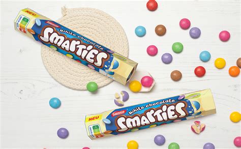 Schokoladenfedern und bunte Smarties als Tortendeko