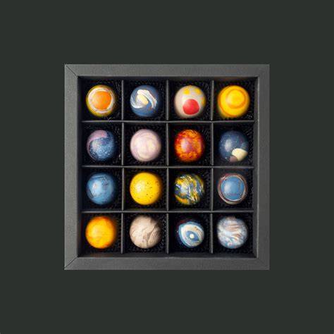 Schokoladenfiguren und handbemalte Pralinen