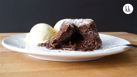 Schokoladenfondant mit flüssigem Kern auf Servierteller, angeschnitten