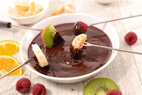 Schokoladenfondue und heiße Schokolade als Dessert-Ideen