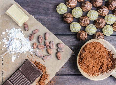 Schokoladenformen und Zutaten für selbstgemachte Pralinen