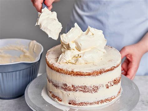 Schokoladenganache auf Torte streichen