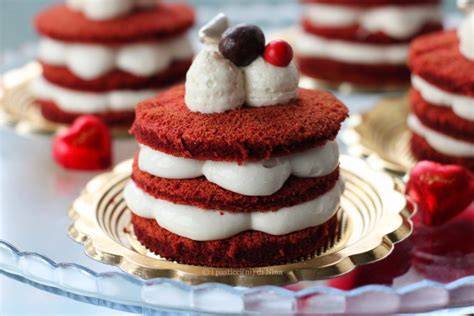 Schokoladenganache auf den Kuchen gießen und verteilen