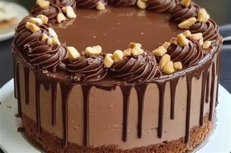 Schokoladenganache fließt über Torte