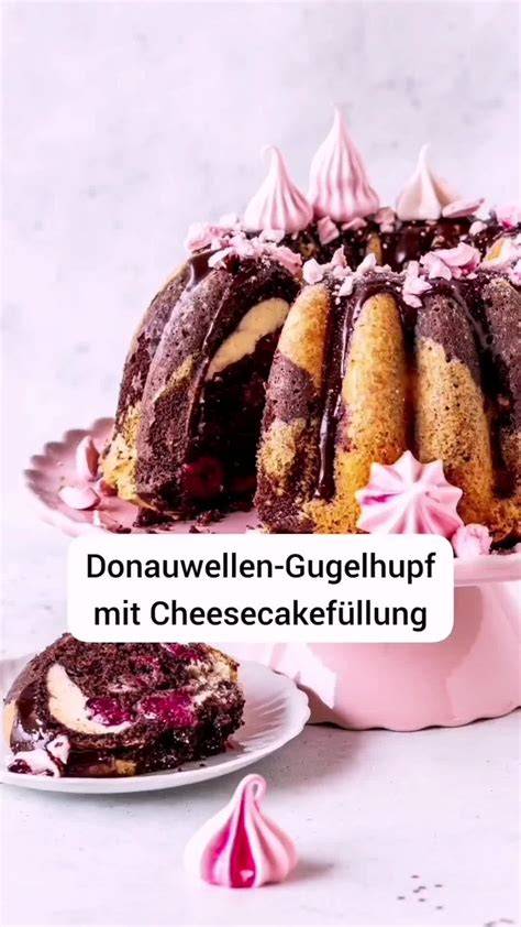 Schokoladenganache wird über die Cheesecake-Füllung gegossen