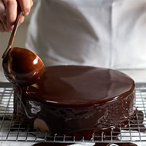 Schokoladenglasur (Ganache) auf Nutella-Cheesecake