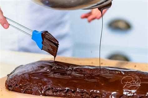 Schokoladenglasur über Brownies gießen