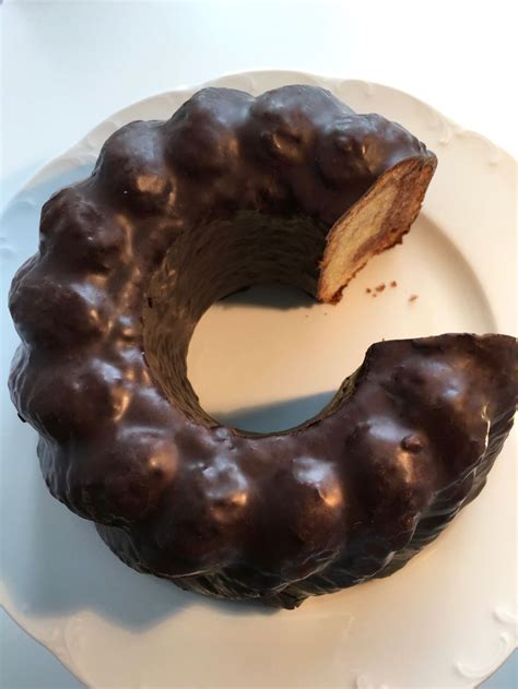 Schokoladenglasur über Marmorkuchen gegossen, optional Puderzucker