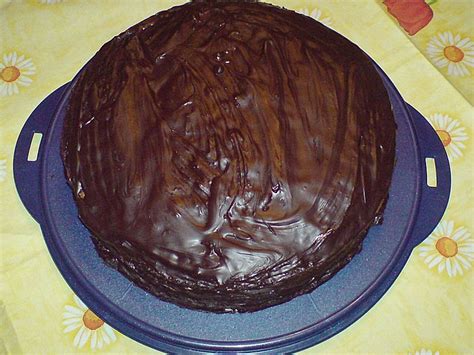 Schokoladenglasur über einer klassischen Torte