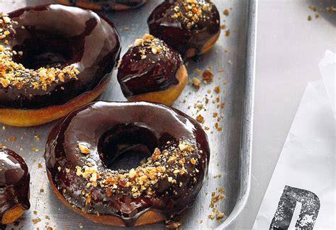 Schokoladenglasur auf Donuts, verschiedene Dekoideen und Zutaten