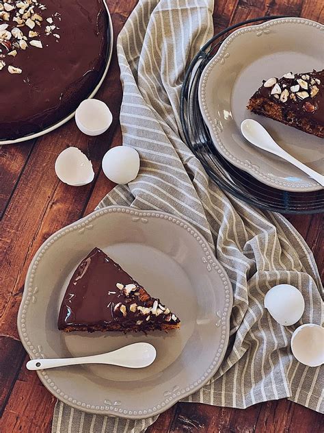 Schokoladenglasur und Mandeldeko auf Bananenkuchen
