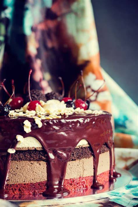 Schokoladenglasur und Sahnedeko auf Torte