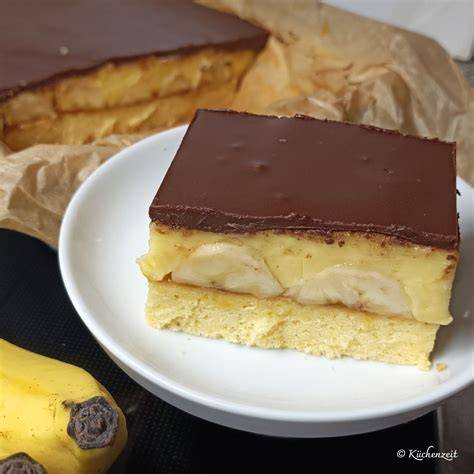 Schokoladenglasur wird auf Bananenschnitte verteilt