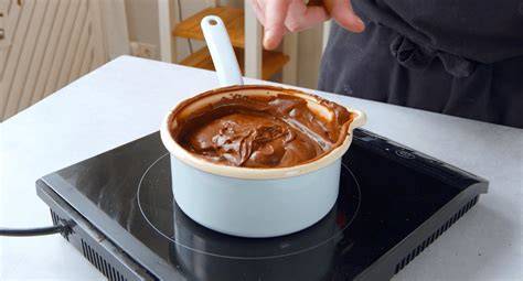 Schokoladenglasur-Ganache im Topf