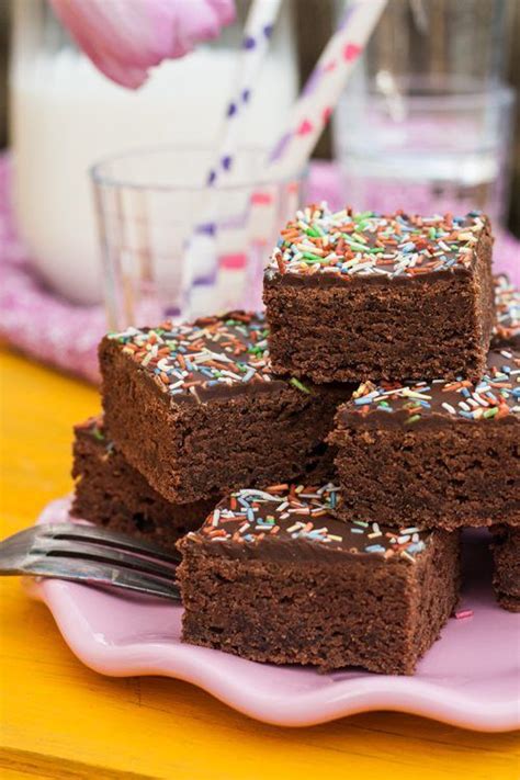 Schokoladenguss auf Buttermilchkuchen mit bunten Streuseln