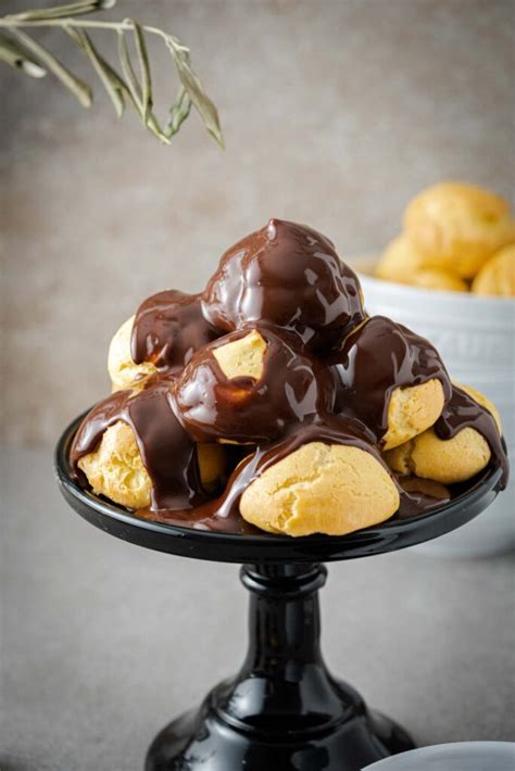 Schokoladenguss auf Profiteroles