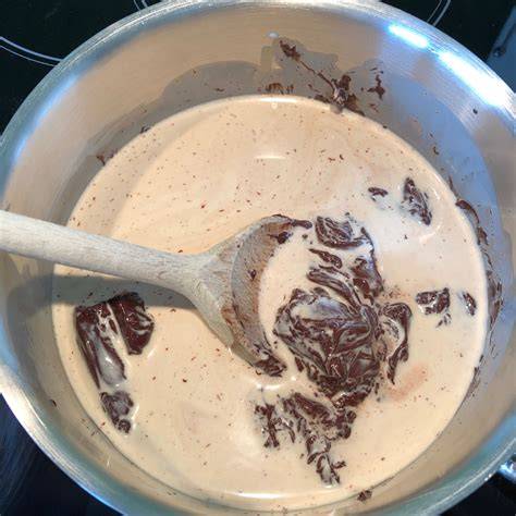 Schokoladenguss wird über die Rumbombe gegossen