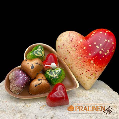 Schokoladenherz und Pralinen als Liebessymbol