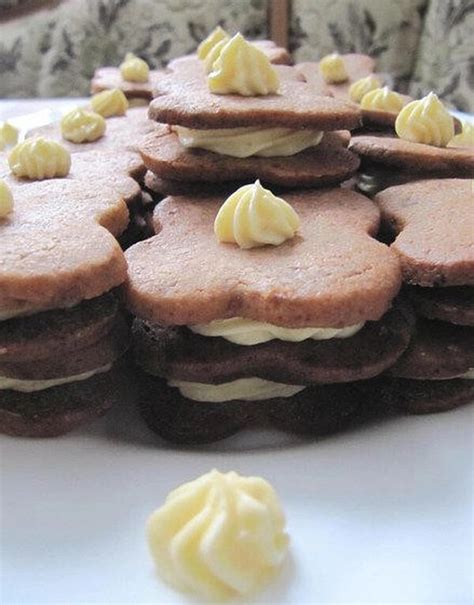 Schokoladenkekse mit Vanillecreme-Piping