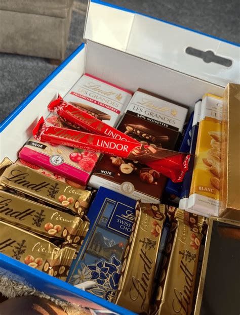 Schokoladenkoffer mit Lindt-Produkten