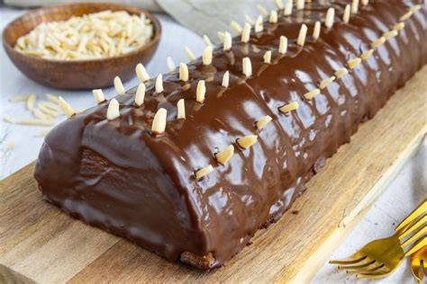 Schokoladenkuchen: Rehrücken, Uhudler Schoko, Bosnische Torte auf einem Tisch