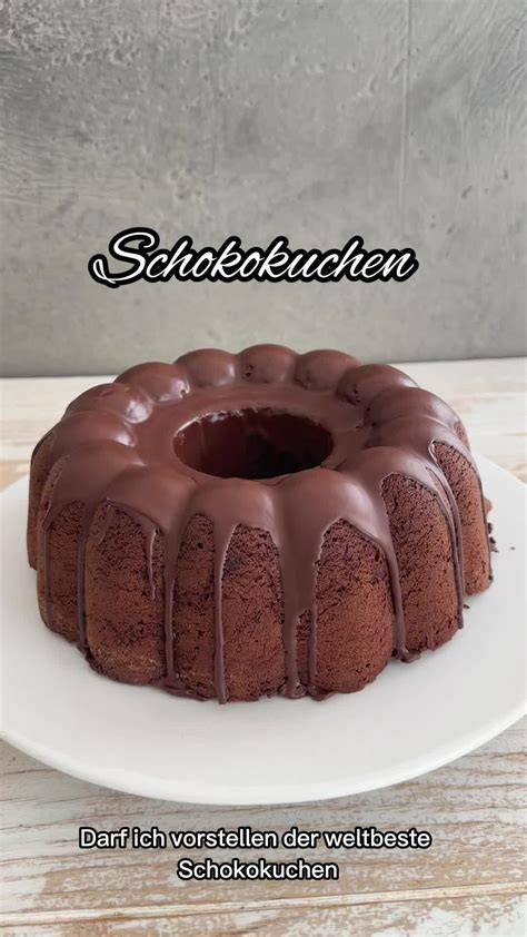 Schokoladenkuchen auf Kuchenplatte