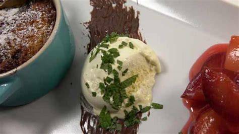 Schokoladenkuchen mit Eis und Kompott als perfekte Dessert-Kombination