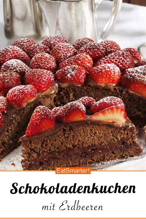 Schokoladenkuchen mit Erdbeeren dekoriert