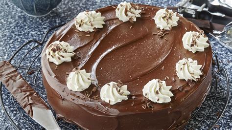 Schokoladenkuchen mit Glasur und Streudekor