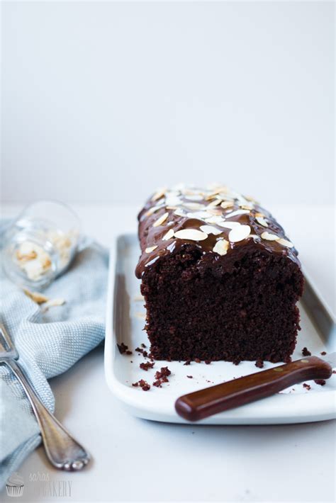 Schokoladenkuchen mit Mandeln und Schokoraspeln