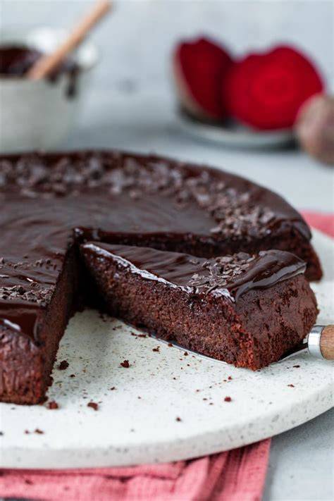 Schokoladenkuchen mit Rote Bete angeschnitten auf einer Tortenplatte
