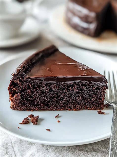 Schokoladenkuchen mit glänzender Ganache, fertig serviert