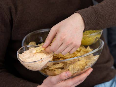 Schokoladenkuvertüre-Chips in Schüssel