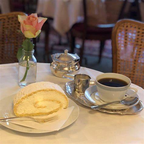 Schokoladenmürbeteig-Kekse: Frisch gebacken serviert zu einer Tasse Kaffee