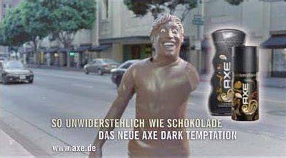 Schokoladenmann aus dem Axe Dark Temptation Spot - Szene mit Frauen, die an ihm knabbern