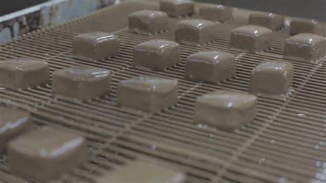 Schokoladenmanufaktur: Pralinenproduktion hinter Glas