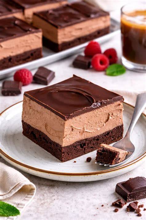 Schokoladenmousse, Schoko-Kirsch-Torte, Brownies und Schokoladenmuffins