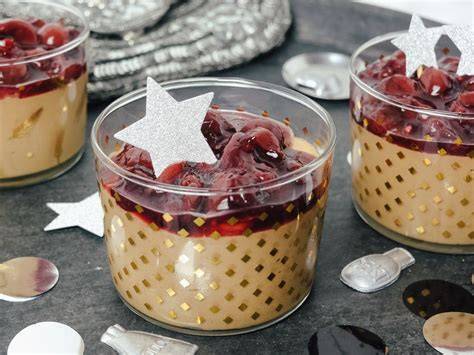 Schokoladenmousse im Glas mit Silbersternen
