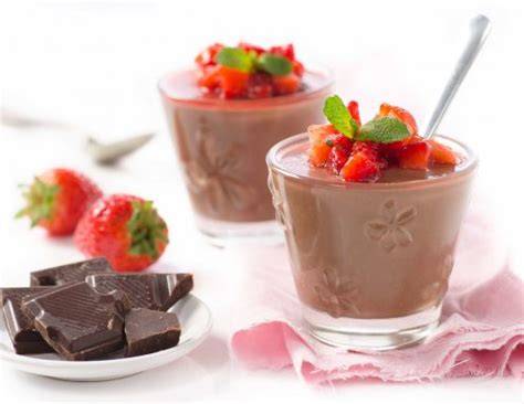 Schokoladenmousse in Gläsern mit Erdbeeren