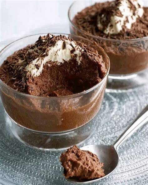 Schokoladenmousse mit geschlagener Sahne