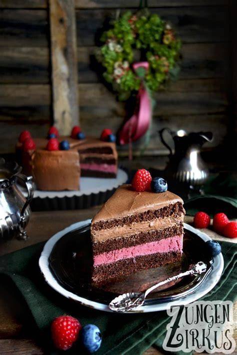 Schokoladenmousse-Torte mit Schokoladenspiralen dekoriert