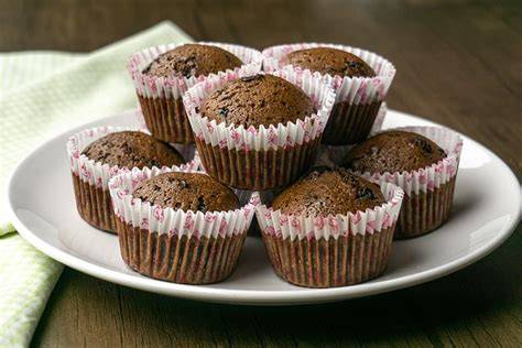 Schokoladenmuffins mit Leinsamenmehl auf einem Teller