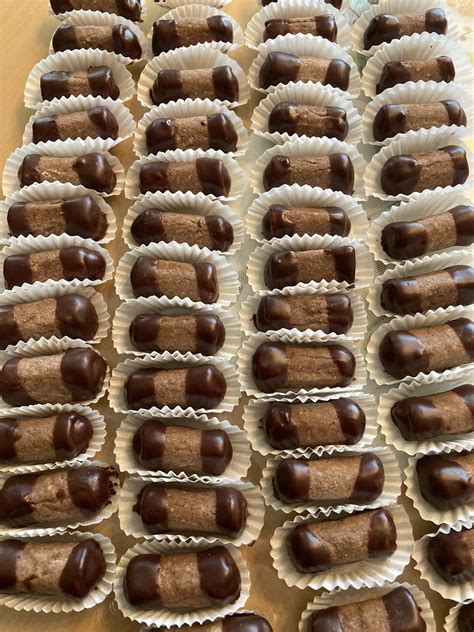 Schokoladenornamente und Schokoröllchen