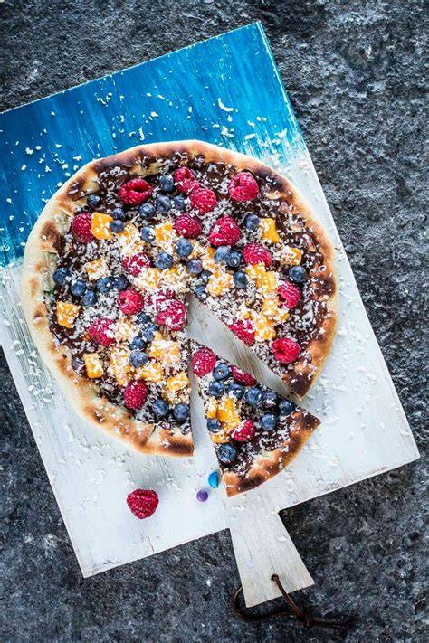 Schokoladenpizza mit Smarties und Beeren